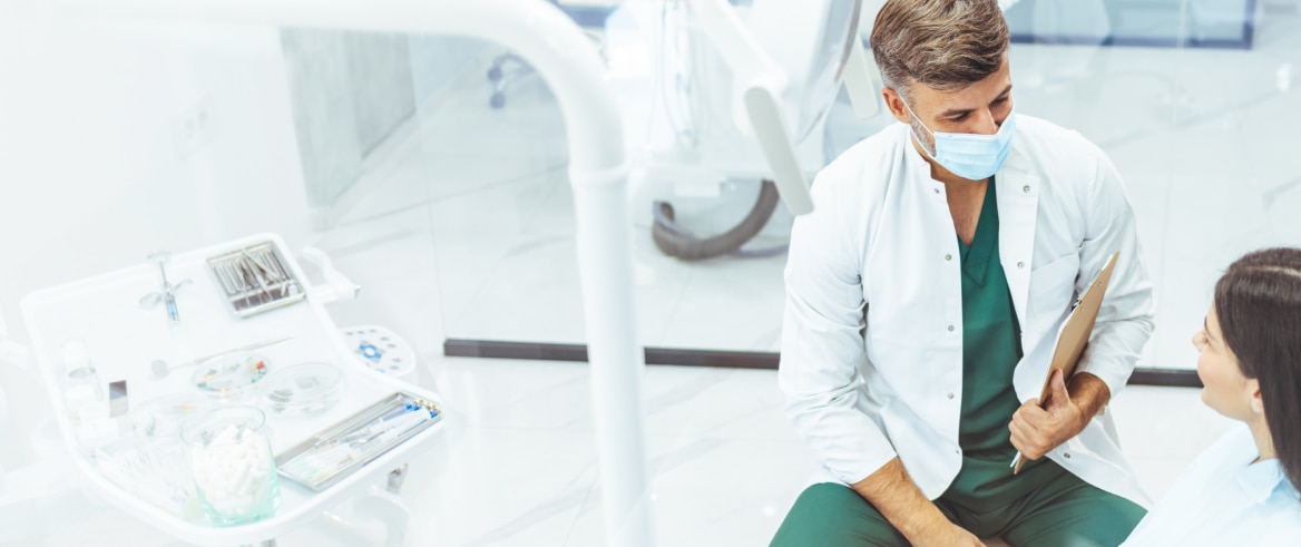 Un odontólogo y su paciente.  
