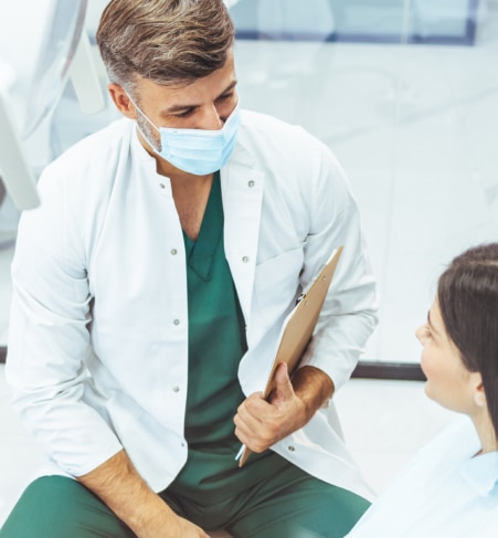 Un odontólogo y su paciente.  