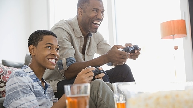 Padre e hijo jugando videojuegos