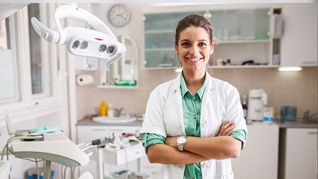Profesional dental sonriendo