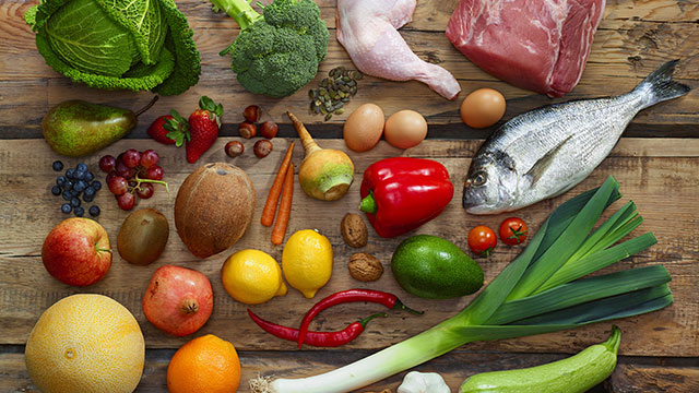 Una colección de alimentos crudos y saludables
