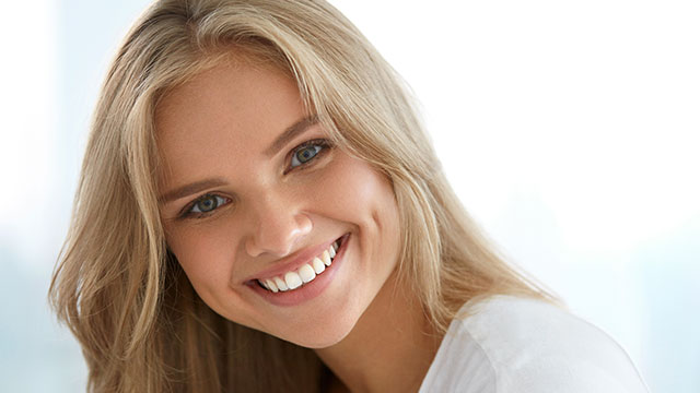 Sonrisa de pasta de dientes blanqueadora