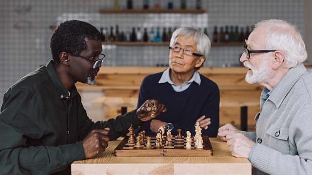 dos personas jugando al ajedrez