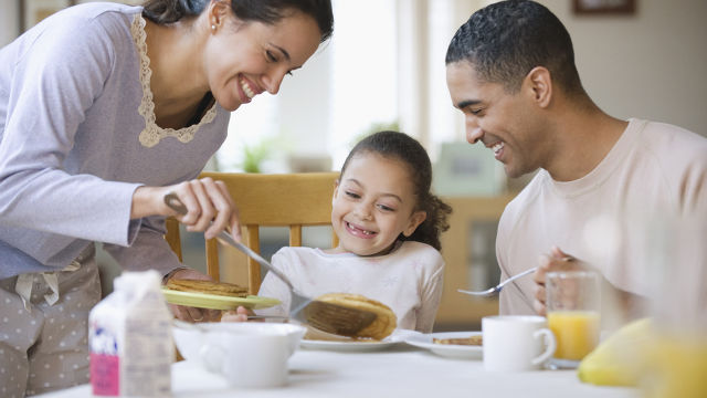 ¿Es bueno lavarse los dientes justo después de comer?