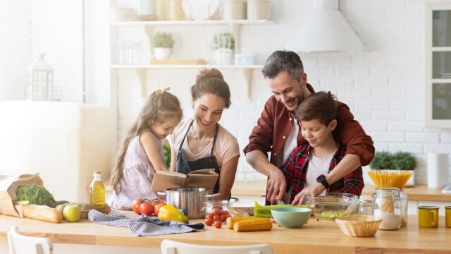 Familia feliz en la cocina cocinando juntos Familia feliz en la cocina cocinando juntos