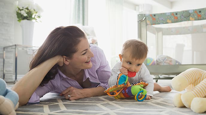 Bebé dentando juega con su mamá