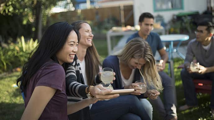 Amigas contentas sonriendo