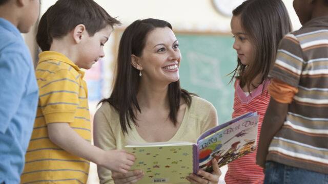 Profesora leyendo un libro a los niños