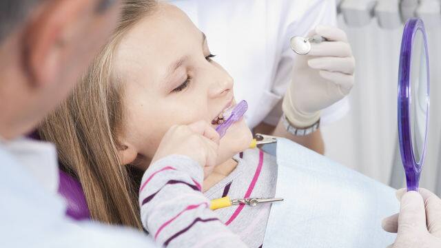 Niña en visita dental