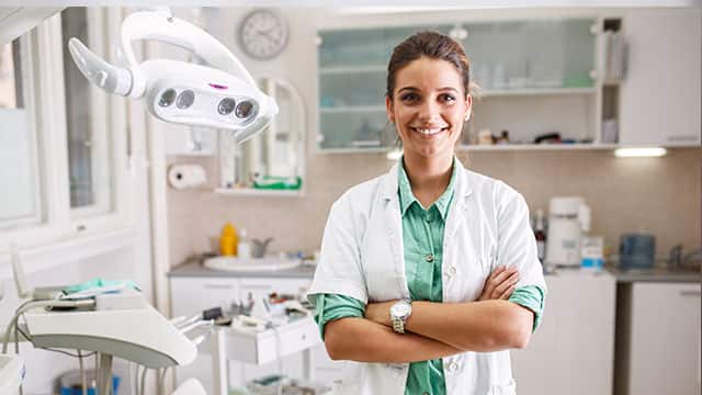 Mujer dentista en una consulta